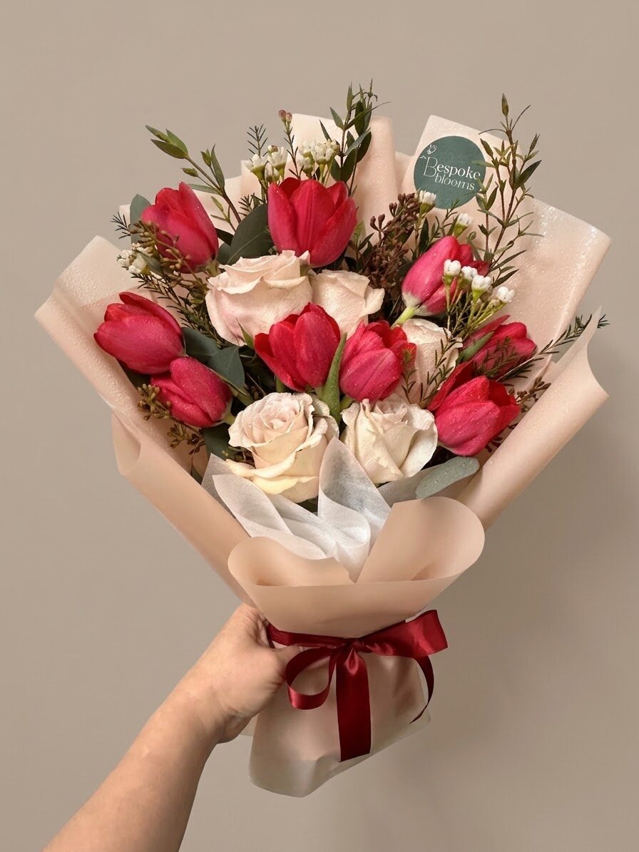 Leiden - red tulips with blush roses
